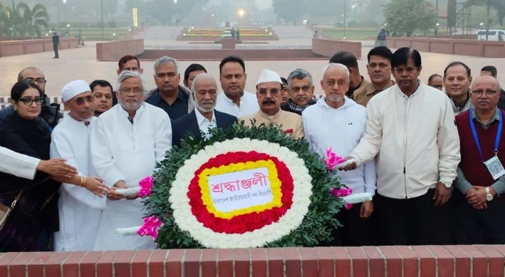 সূর্যাস্তের আগে যেতে না পারায় স্মৃতিসৌধে তারেকের পক্ষে নেতাদের শ্রদ্ধা নিবেদন